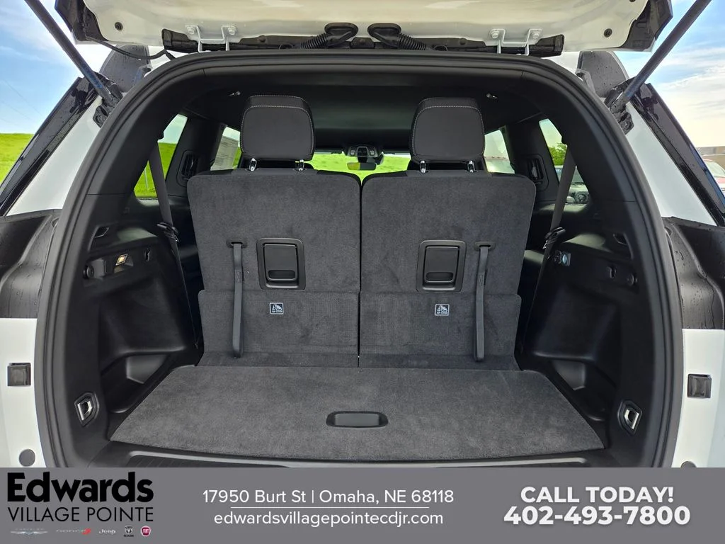 New 2026 Bright White Clear-Coat Exterior Paint Jeep Laredo image 29