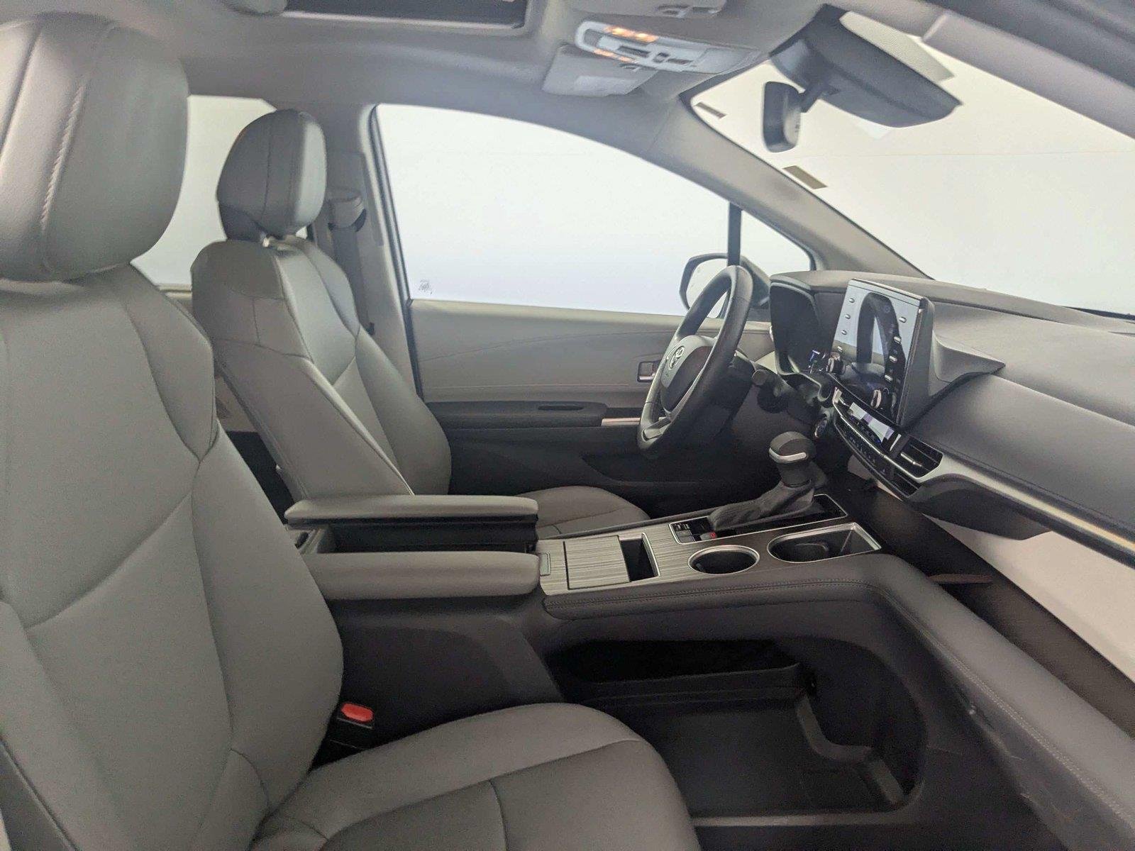 2024 Toyota Sienna XLE - Photo 29