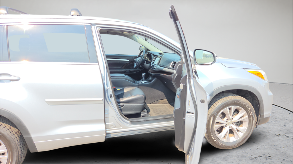 Used 2014 Silver Toyota XLE V6 image 57
