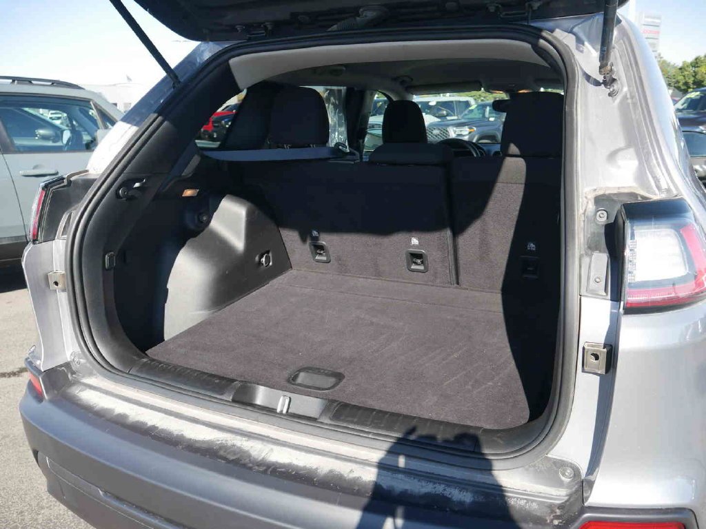 Used 2021 Silver Jeep Latitude image 8