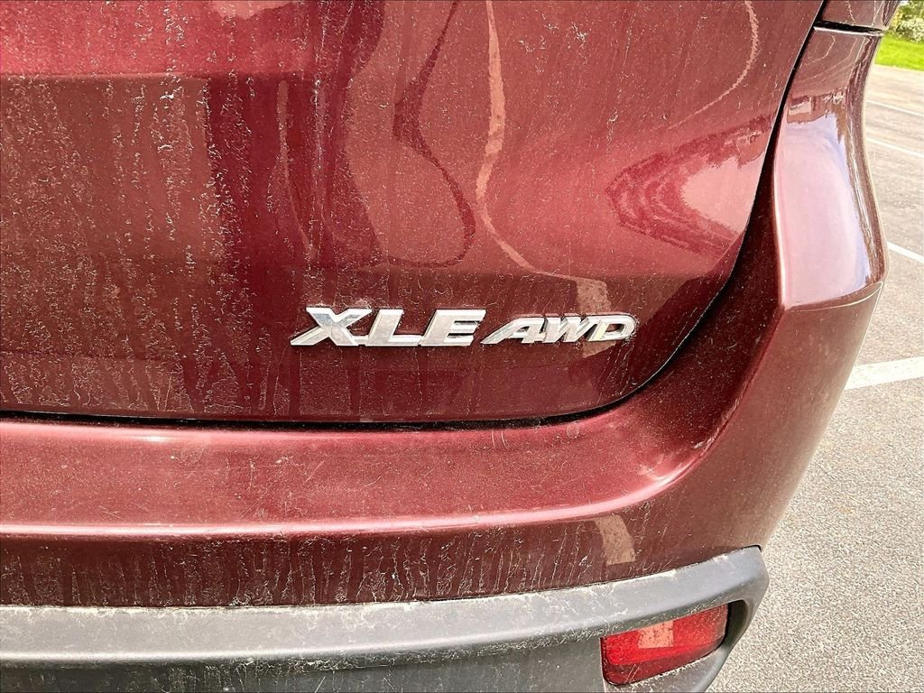 Used 2016 Red Toyota XLE V6 image 7