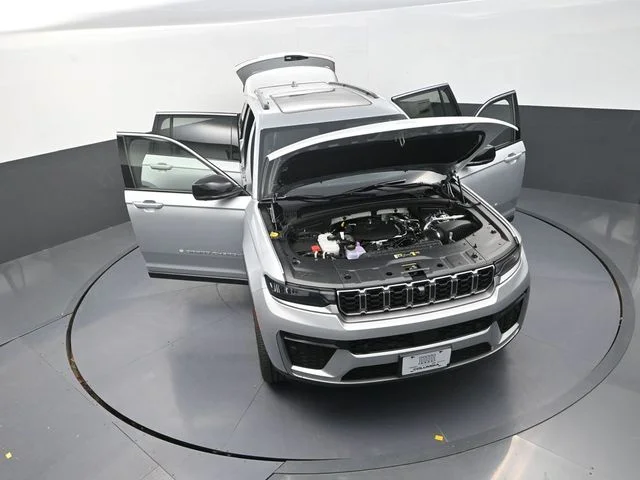 New 2026 Silver Zynith Exterior Paint Jeep Limited image 30