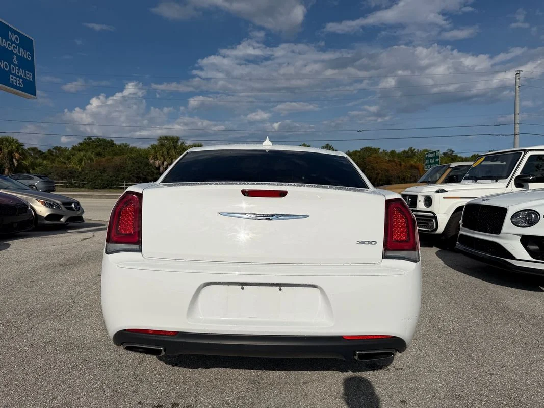 Used 2019  Chrysler Touring image 8