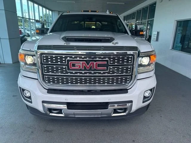 Used 2019 WHITE FROST TRICOAT GMC Denali image 2