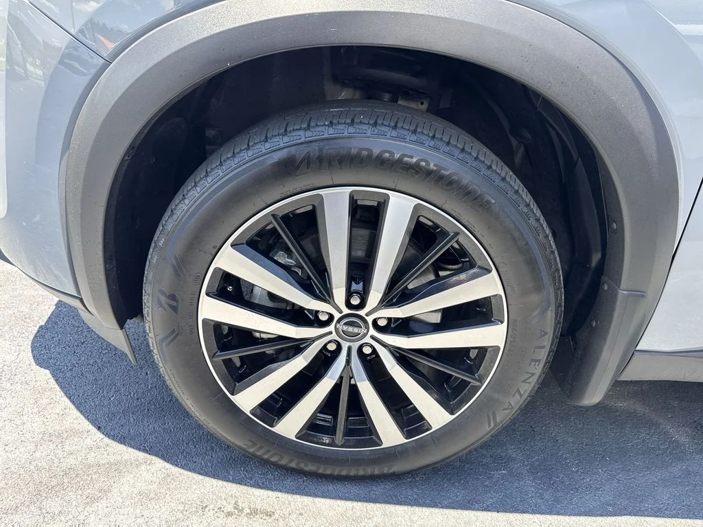 Used 2025 Gray Nissan Platinum image 10