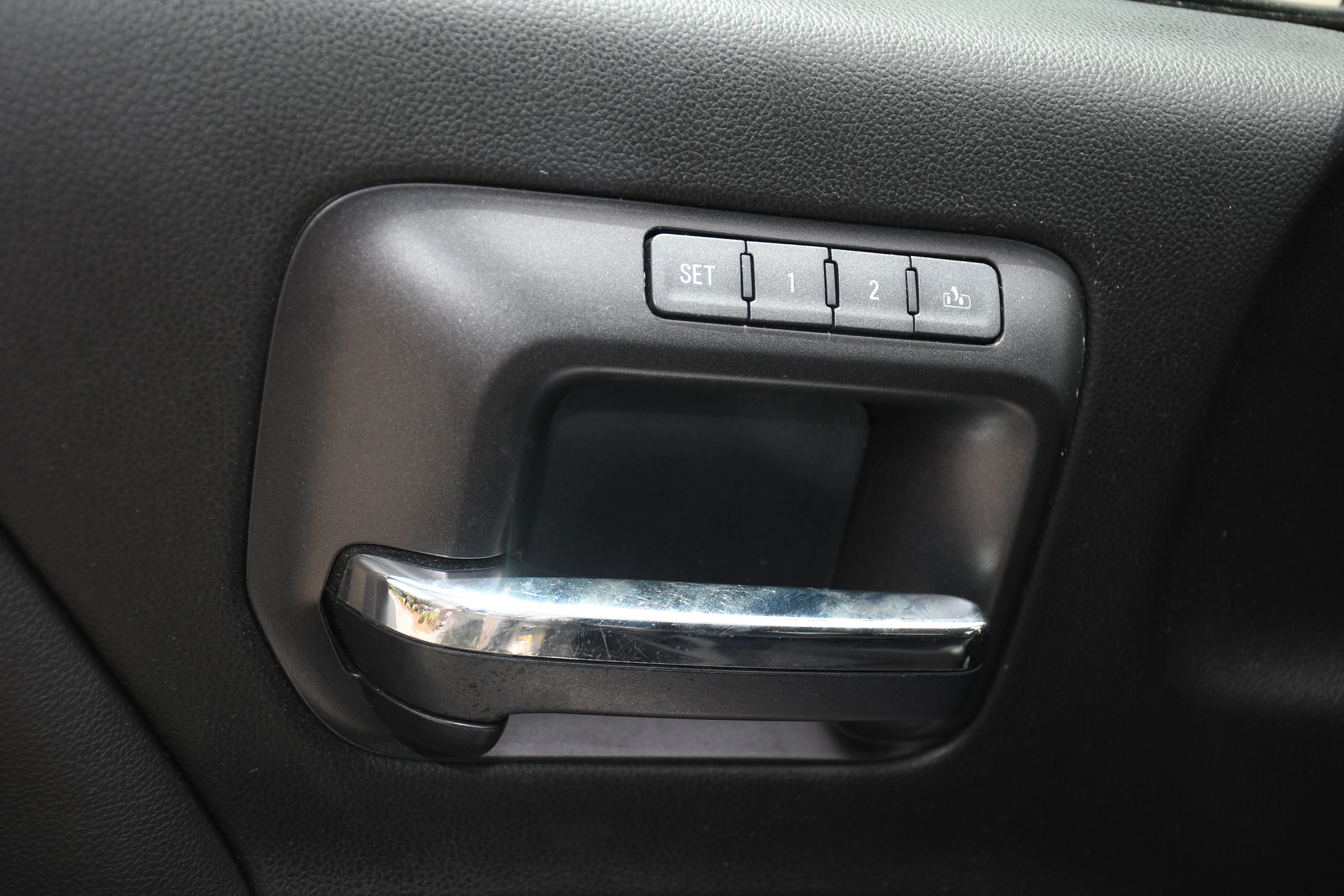 Used 2017 Silver GMC SLT image 9