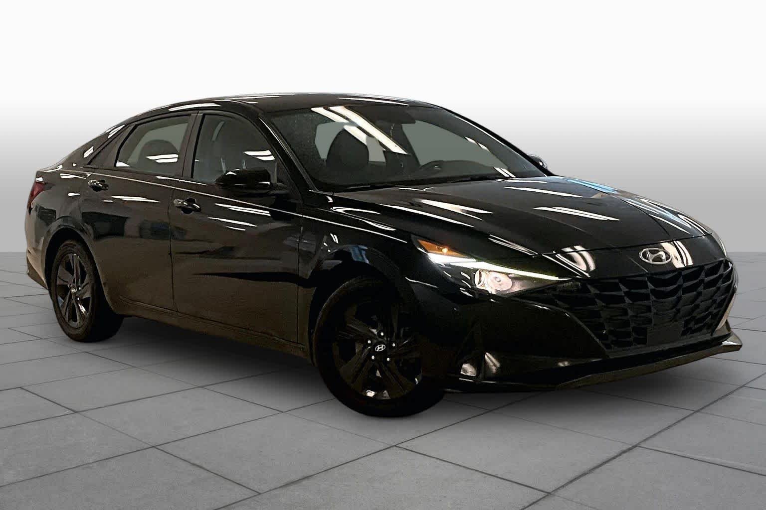 Used 2022 Phantom Black Hyundai SEL image 2