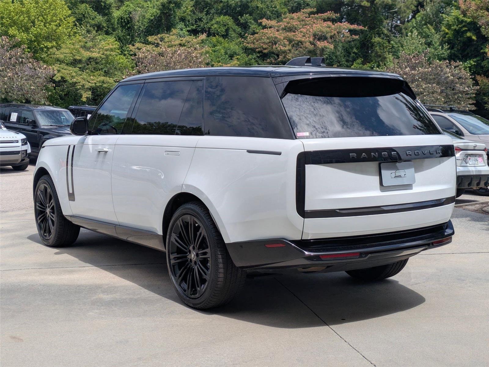 Used 2025 Fuji White Land Rover SE image 7
