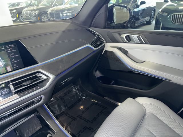 Used 2023 White Metallic BMW sDrive40i image 31