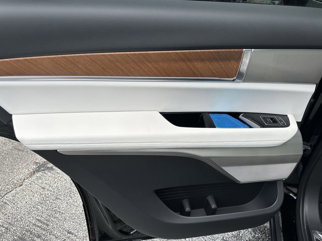 2026 Cadillac VISTIQ Sport - Photo 25