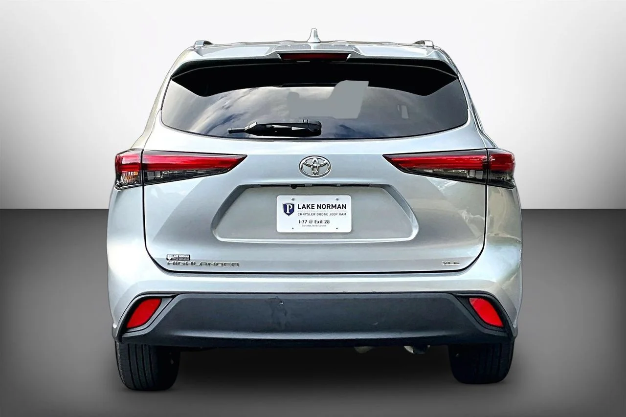 Used 2021 Silver Toyota XLE image 7