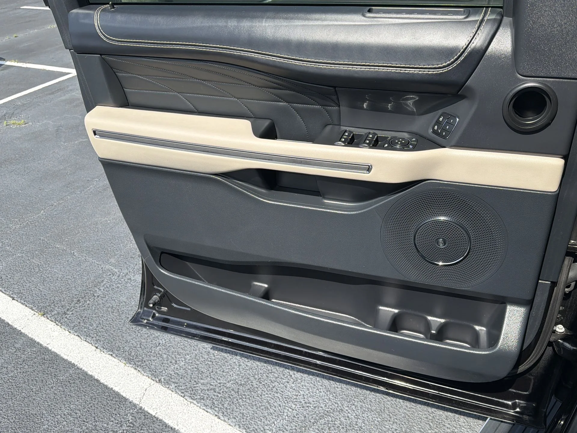 Used 2022 Black Metallic Ford Platinum image 38