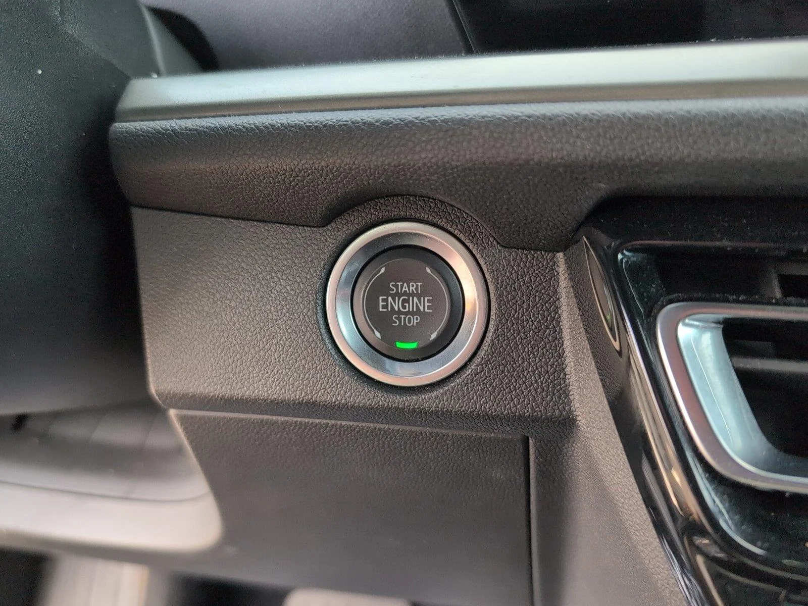 Used 2025 Summit White Chevrolet LT image 21