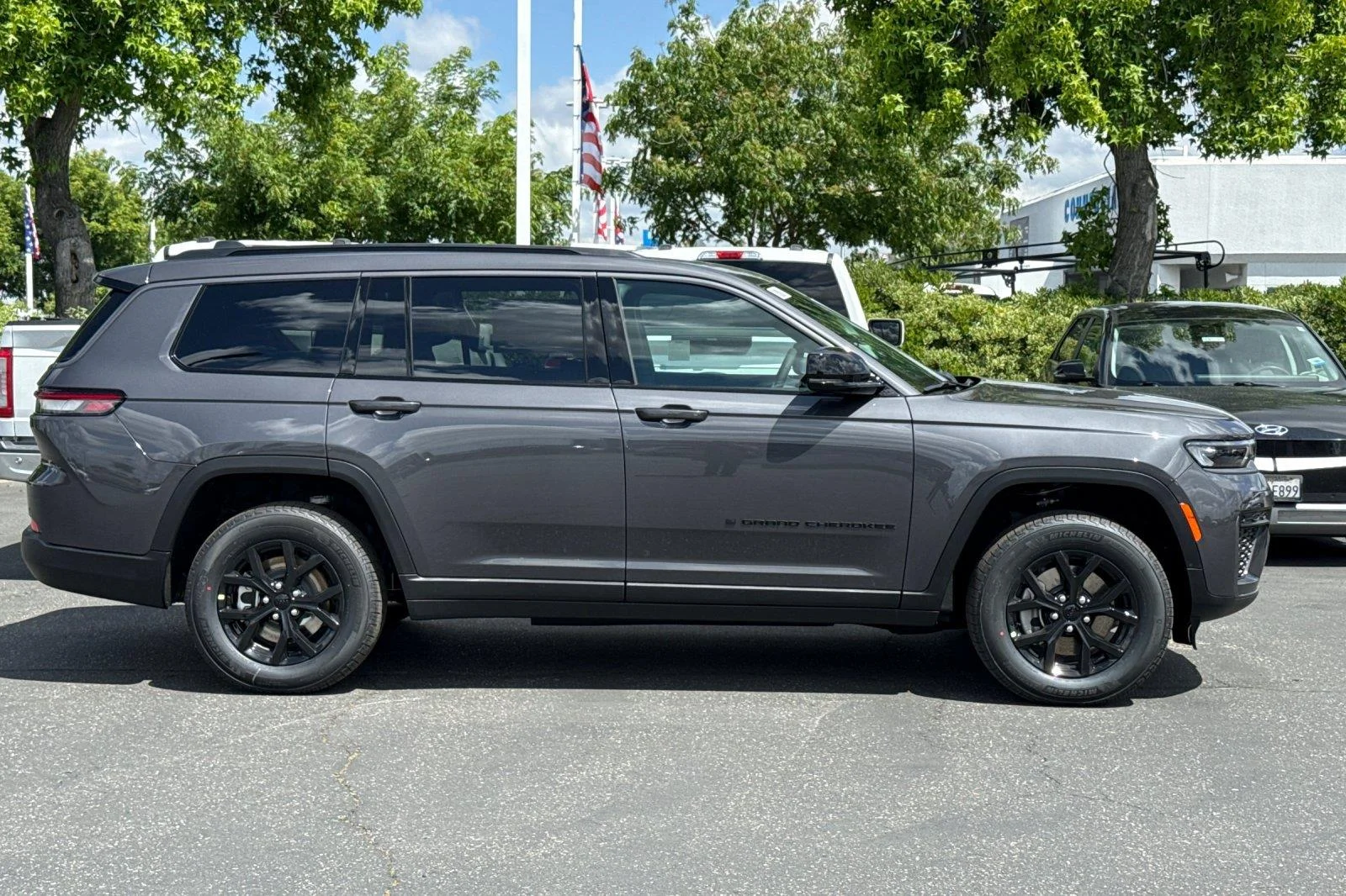 New 2026 Baltic Gray Metallic Clear-Coat Exterior Paint Jeep Laredo Altitude image 2