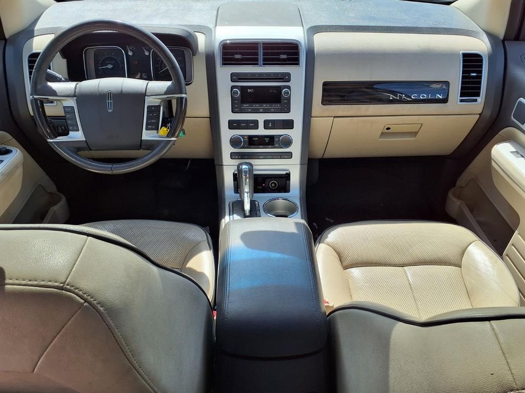 Used 2009 White Lincoln Base image 9