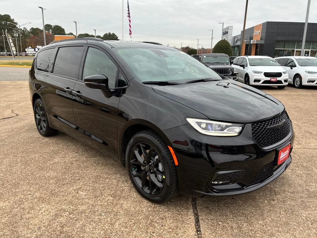 New 2026 Diamond Black Crystal Pearl-Coat Exterior Paint Chrysler Select image 8