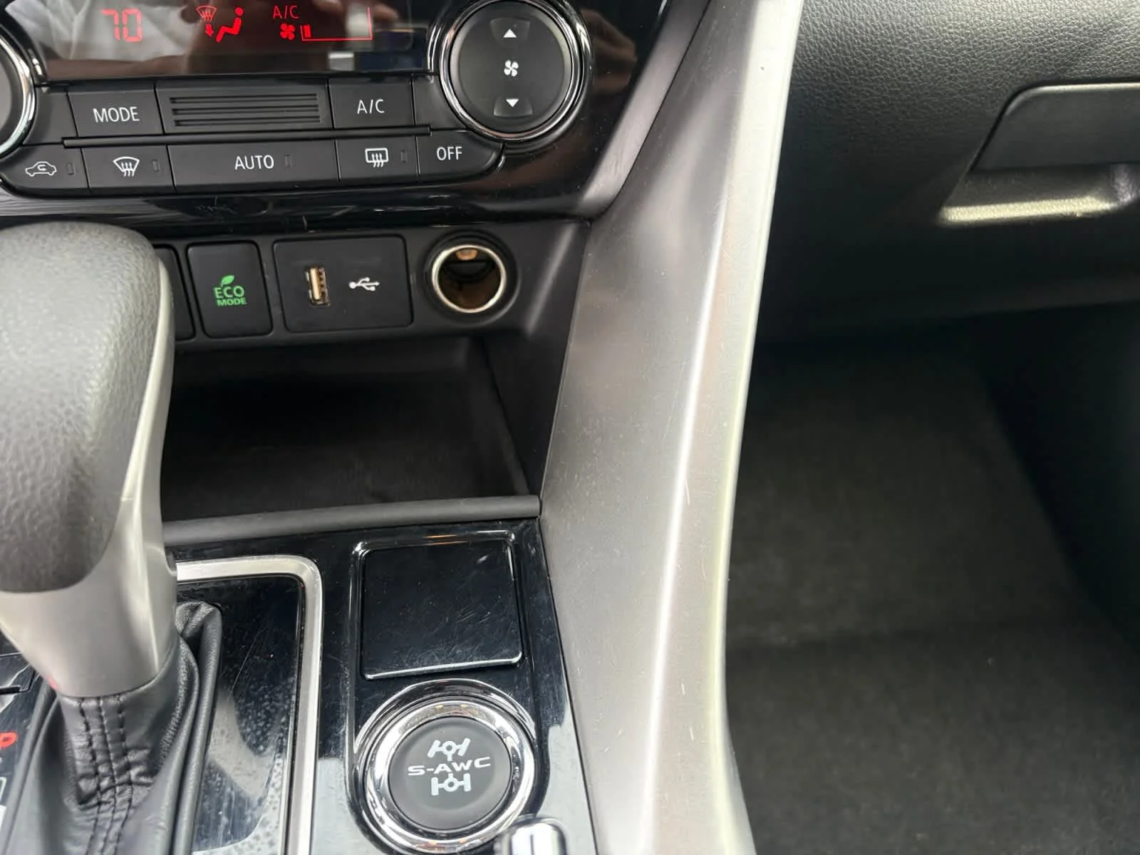 Used 2025 White Diamond Mitsubishi ES image 25