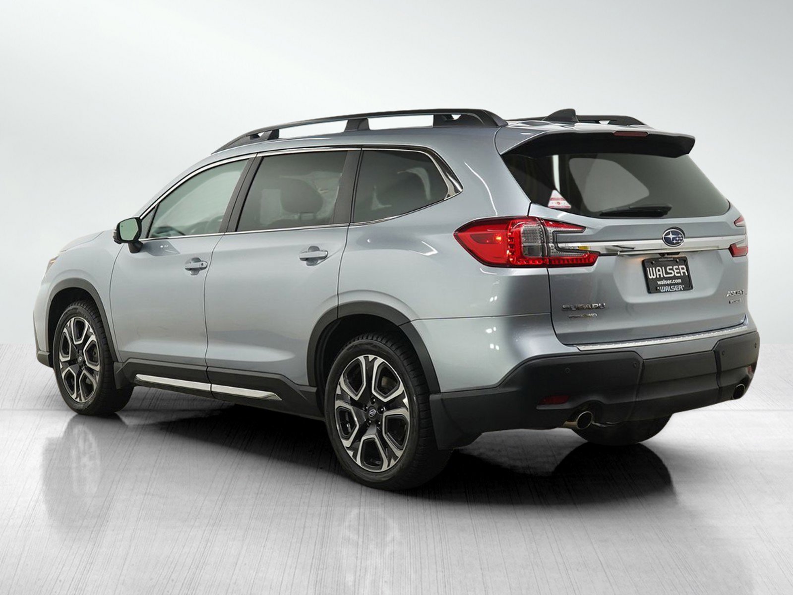 Used 2023 Ice Silver Metallic Subaru Limited image 3