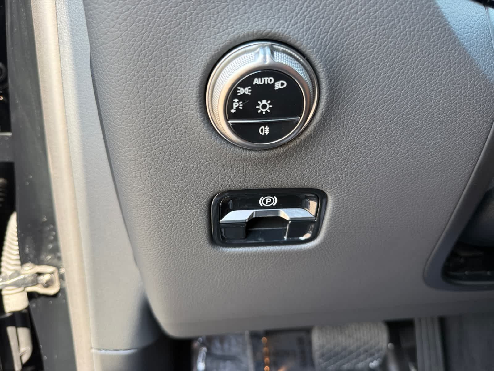 Certified Used 2025  Mercedes-Benz GLC 300 image 24