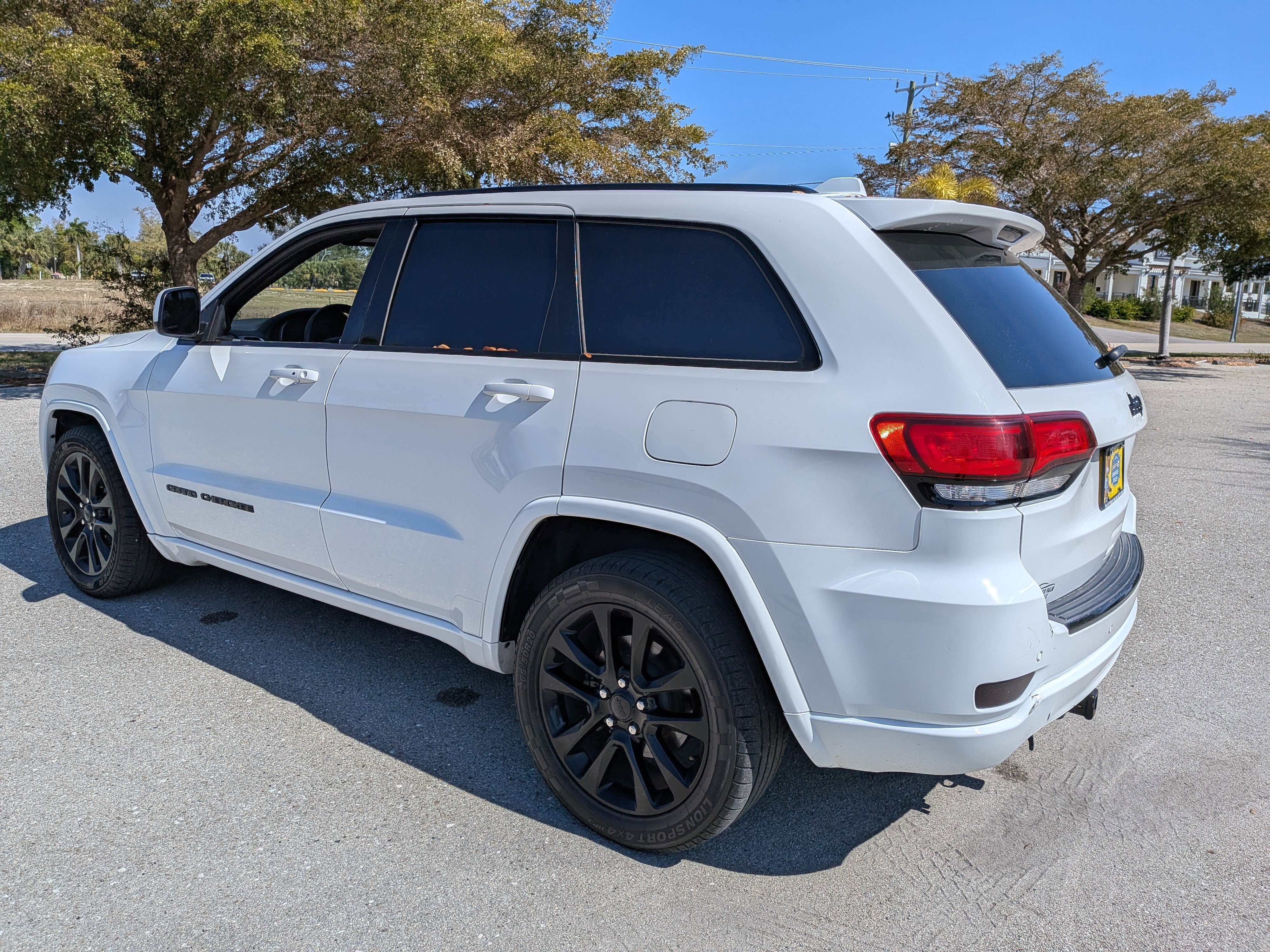 Used 2018 Bright White Clearcoat Jeep Altitude image 6