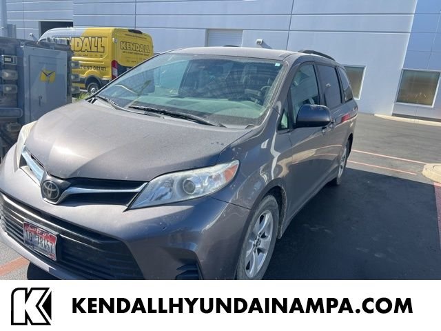 2018 Toyota Sienna LE V6 8-Passenger's photo