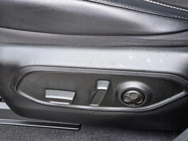 Used 2023 Red Jeep Altitude image 17