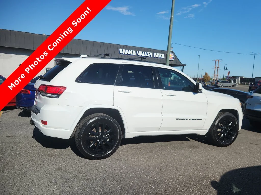 Used 2022 White Jeep Laredo X image 2