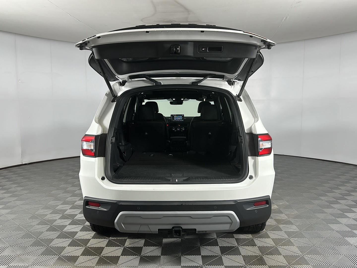 Used 2025 Platinum White Pearl Honda TrailSport image 28