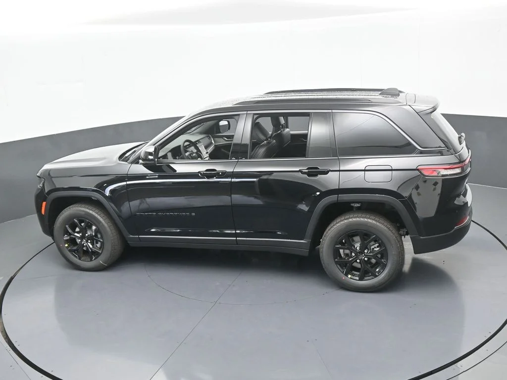 New 2026 Diamond Black Crystal Pearl-Coat Exterior Paint Jeep Altitude image 41