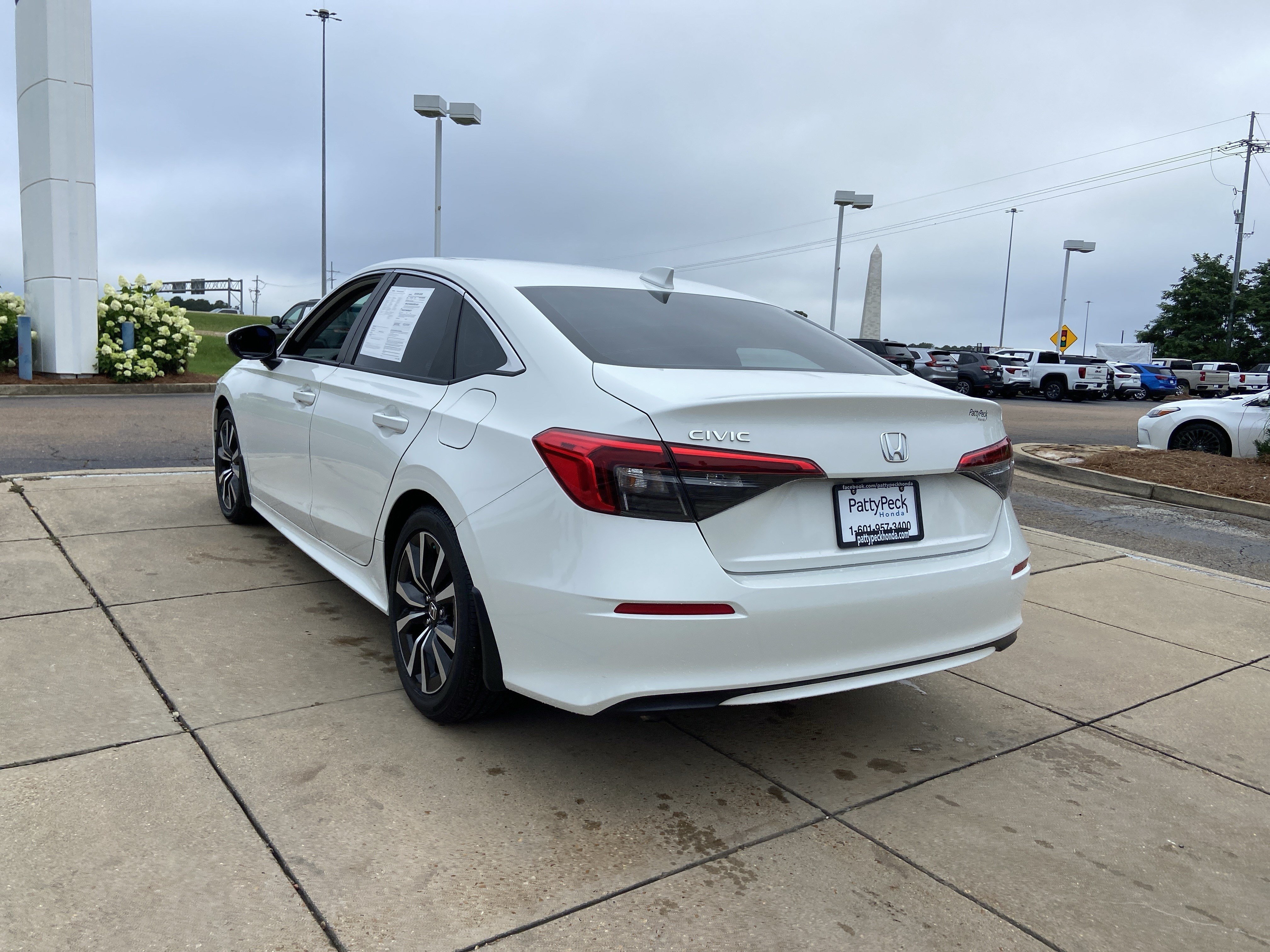 Used 2024 Platinum White Pearl Honda EX image 9