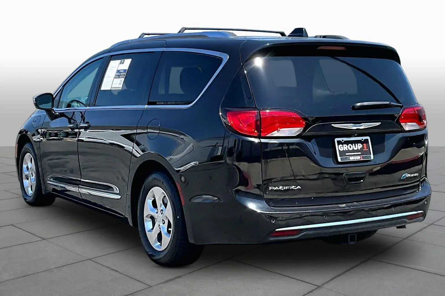 Used 2018 Brilliant Black Crystal Pearlcoat Chrysler Hybrid Limited image 11