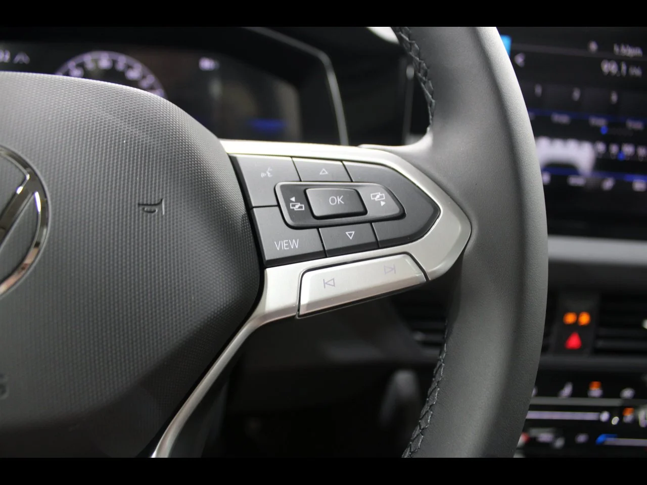 New 2026 Deep Black Pearl Volkswagen 1.5T SE image 11