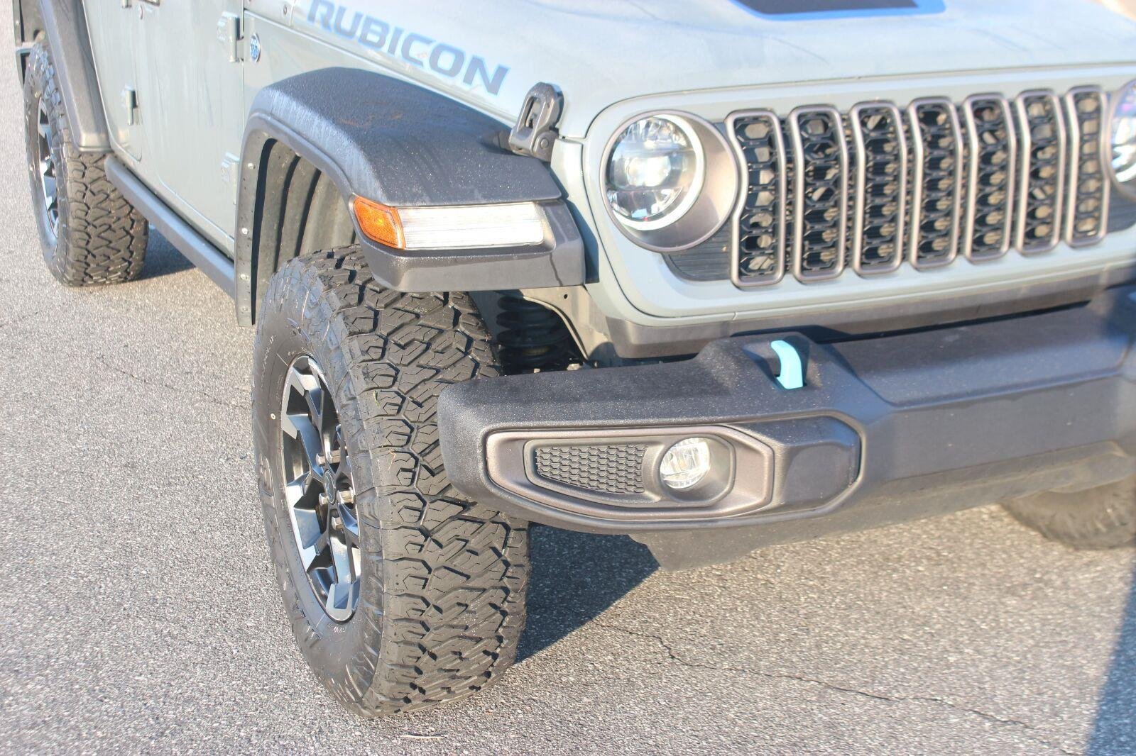 Used 2024 Grey Jeep Rubicon image 9