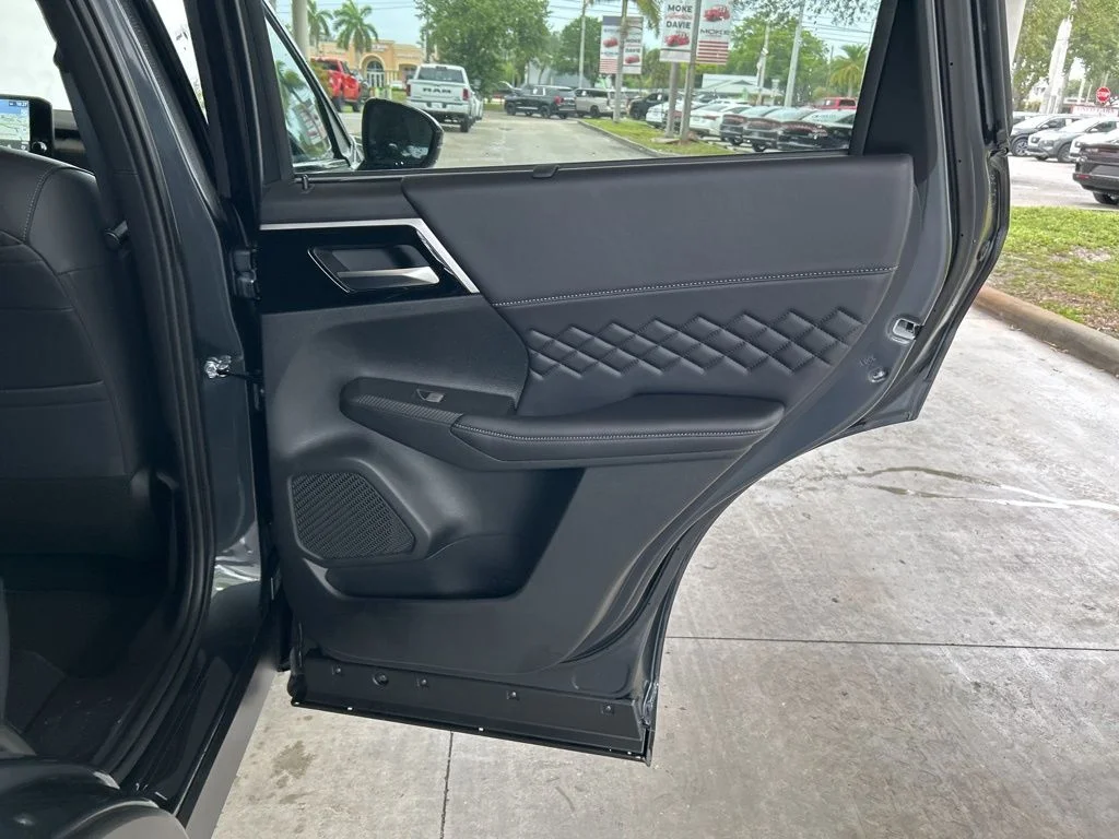 2025 Mitsubishi Outlander Plug-in Hybrid SEL Black Edition - Photo 35