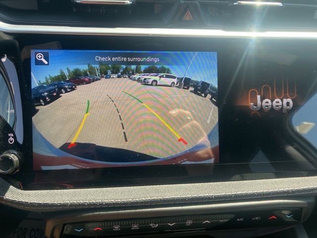 New 2026 Bright White Clear-Coat Exterior Paint Jeep Laredo image 16