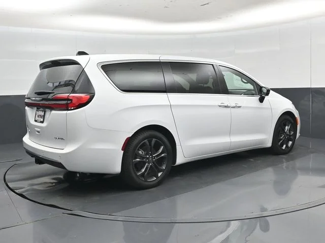 New 2026 Bright White Clear-Coat Exterior Paint Chrysler Limited image 27