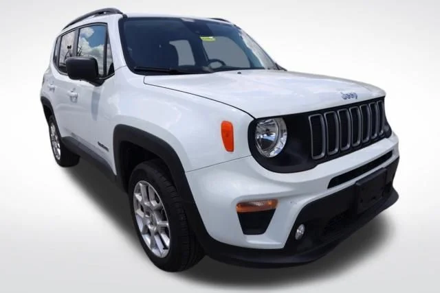 Used 2023 White Jeep Latitude image 3