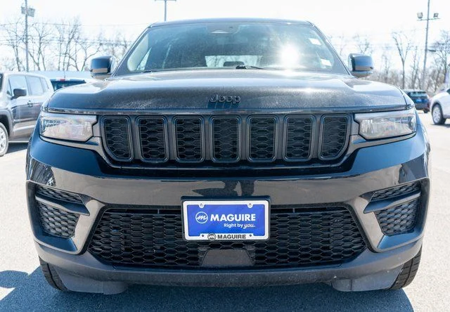 Used 2023 Black Jeep Altitude X image 3