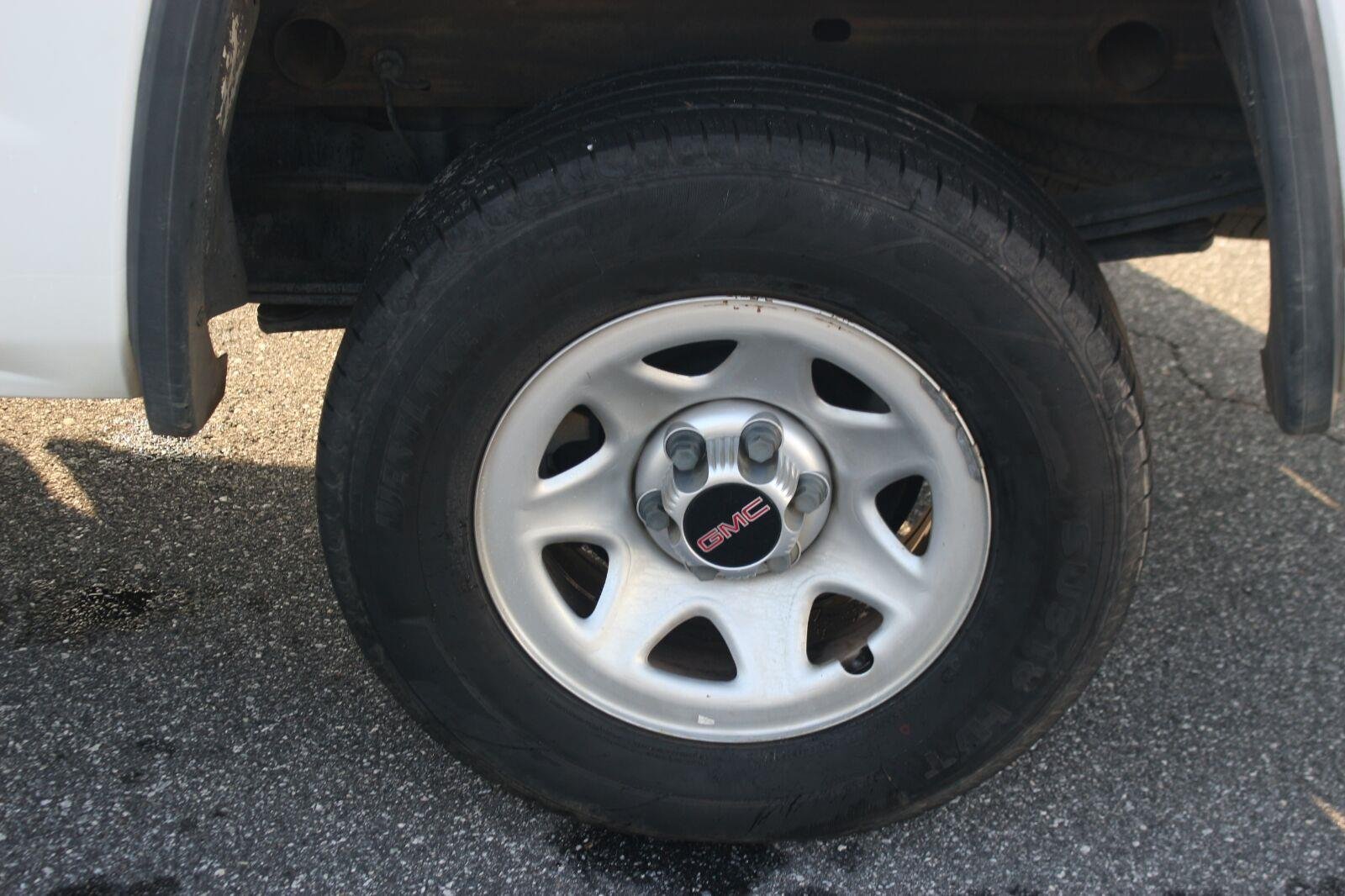 Used 2018 SUMMIT WHITE GMC 2WD Reg Cab 133.0" image 28