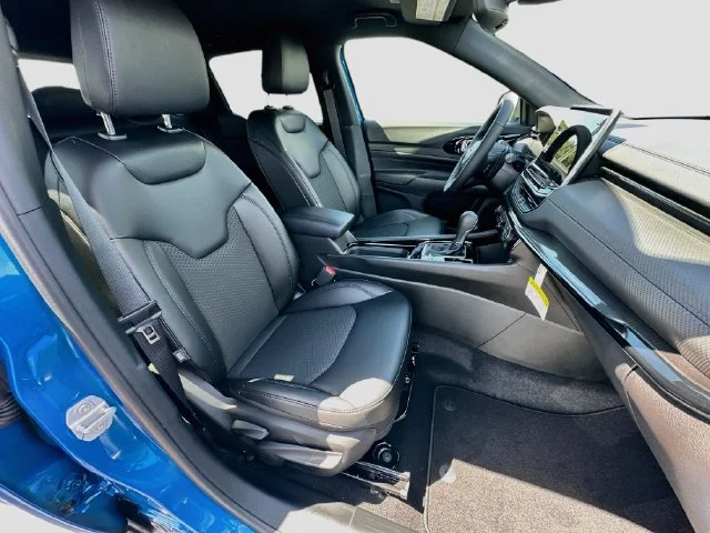 New 2026 Hydro Blue Pearl-Coat Exterior Paint Jeep Latitude image 27