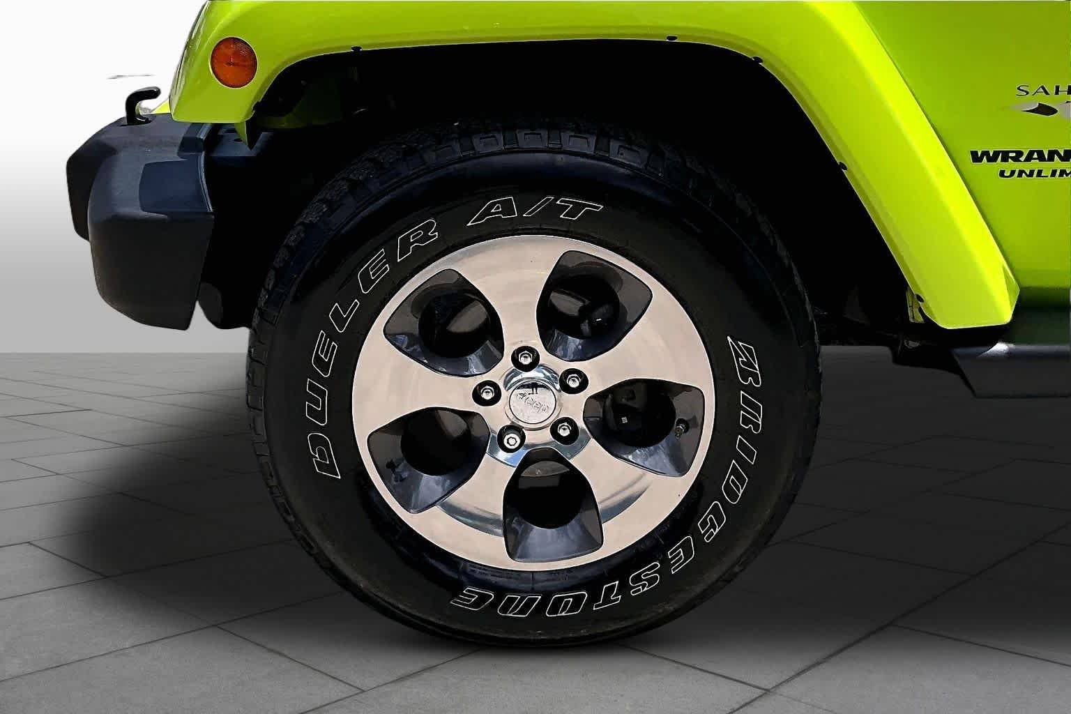 Used 2016 Hypergreen Clearcoat Jeep Sahara image 10