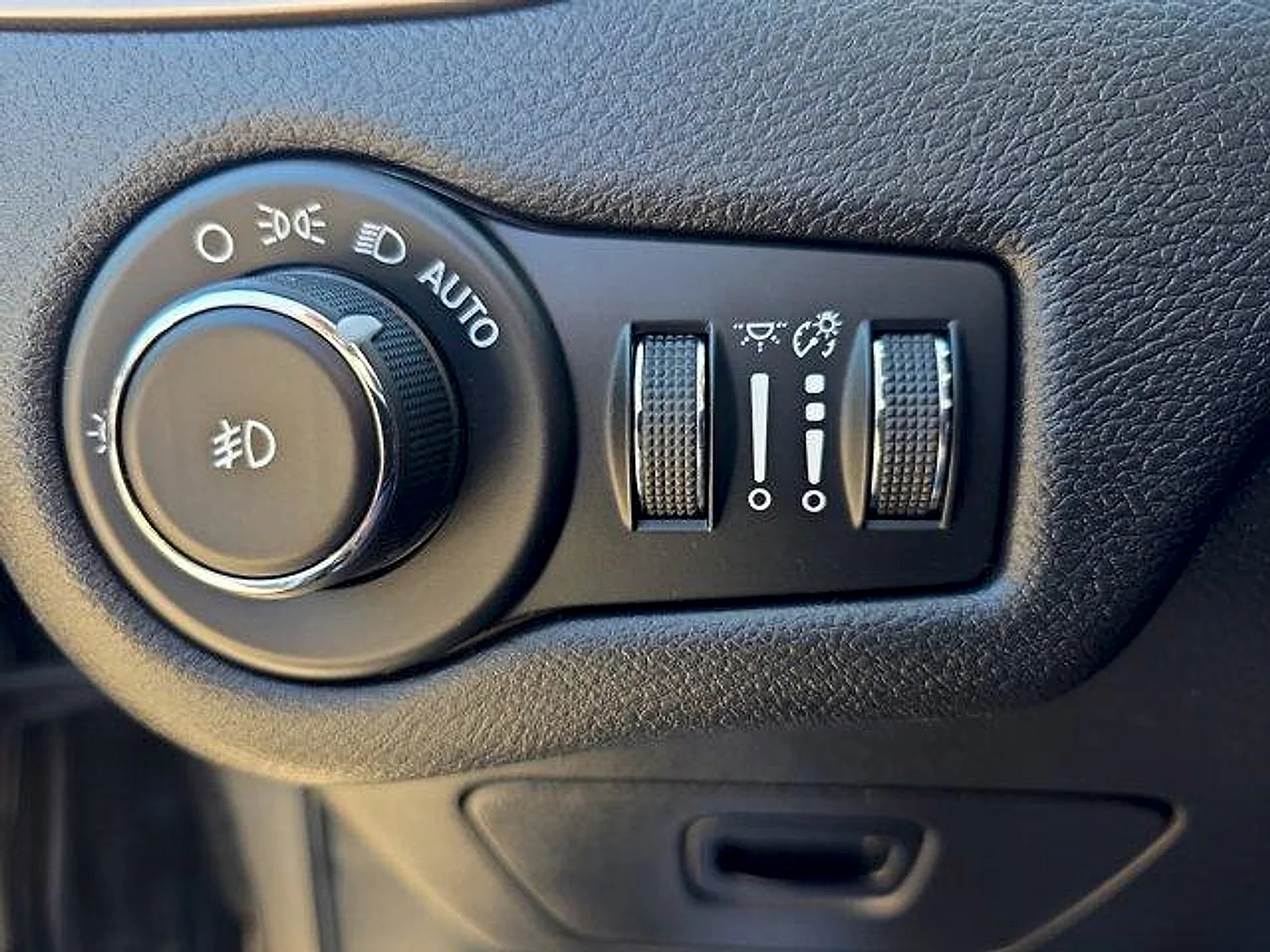 Used 2017 Light Brownstone Pearlcoat Jeep Latitude 4x4 image 15