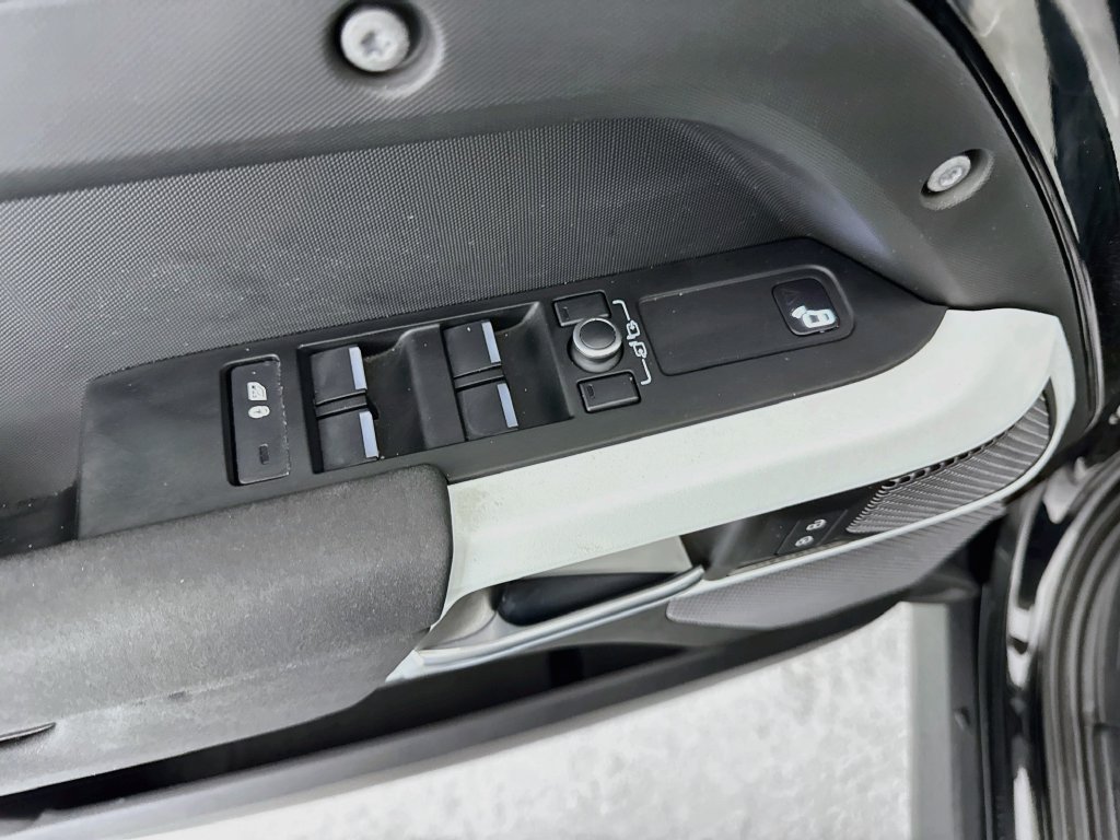 Used 2022 Black Land Rover S image 18