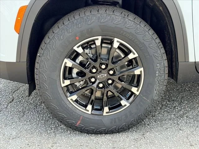 New 2026 Polar White Tricoat Chevrolet Z71 image 30