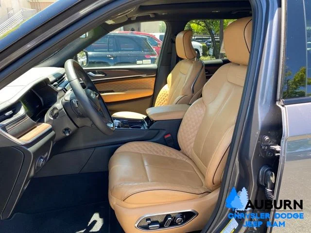 Used 2025 Gray Jeep Summit image 36