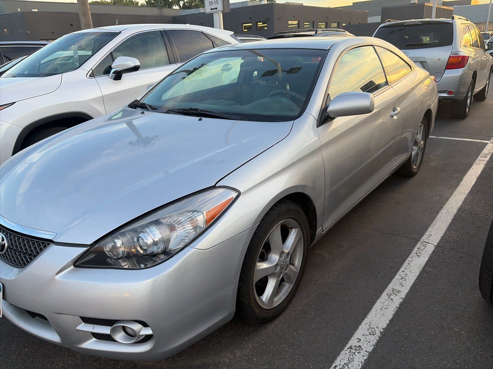 Used 2008 Classic Silver Metallic Toyota SLE image 3