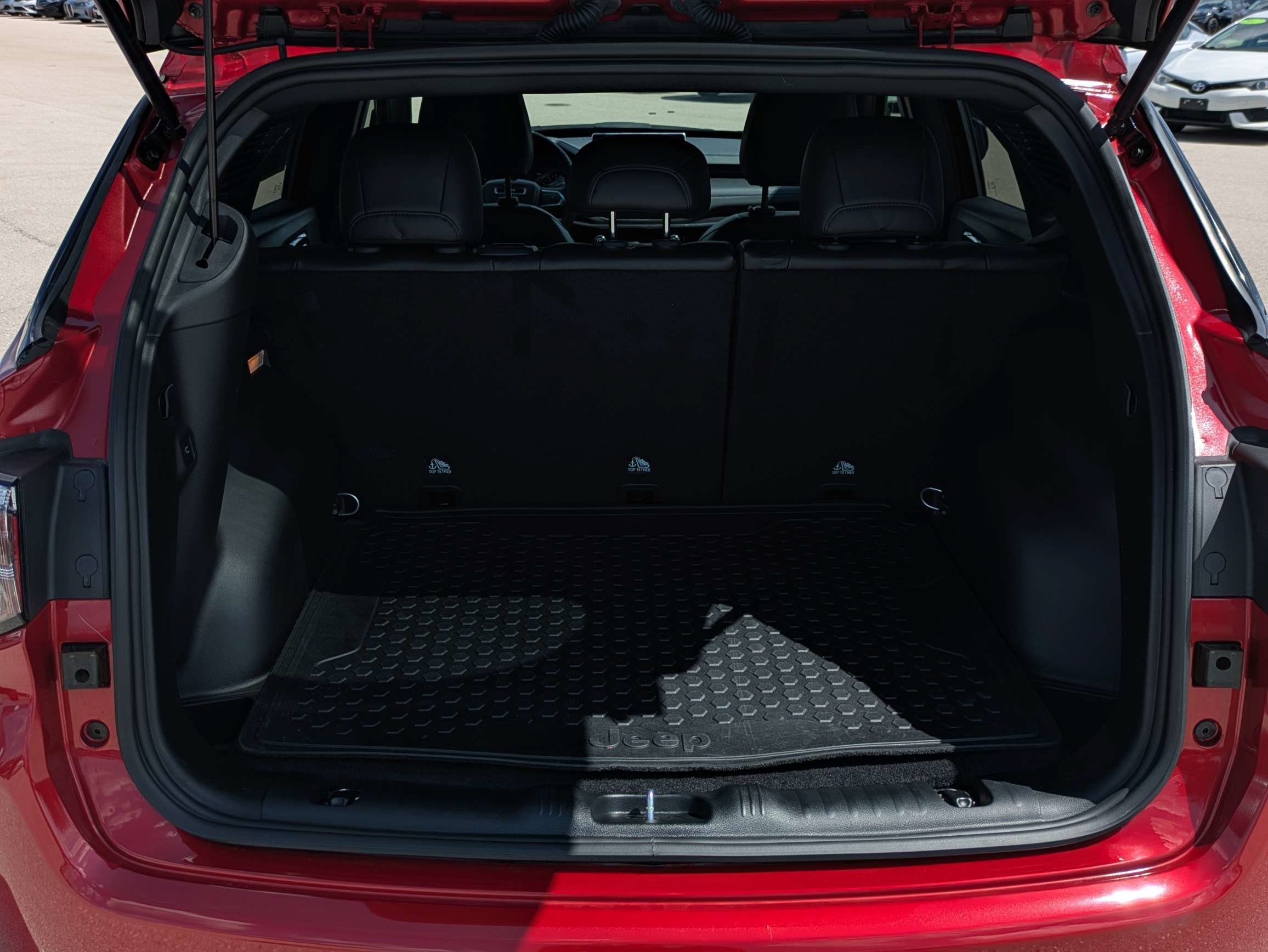 Used 2025 Red Hot Pearlcoat Jeep Latitude image 15