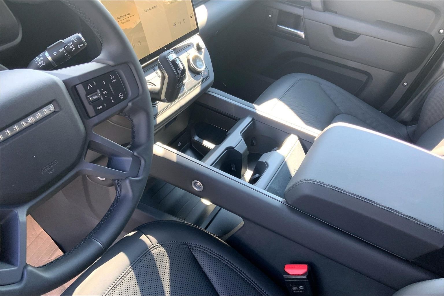 New 2026 Santorini Black Land Rover X-Dynamic SE image 7