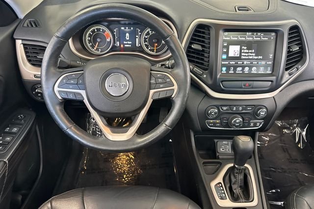 Used 2016 Silver Jeep Latitude image 16