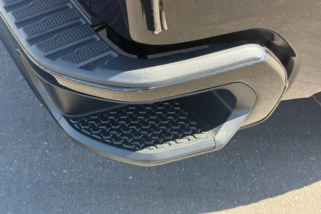 Used 2025 Onyx Black GMC Elevation image 7